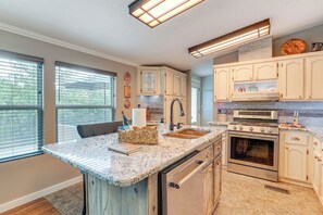 Interior - Outdoor Kitchen + Hot Tub: Table Rock Lake House (Golden)