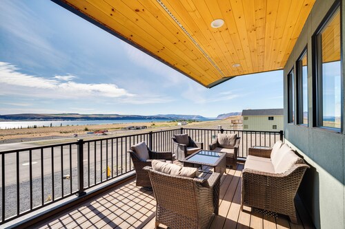 Hot Tub & Water Views: Vantage Family Retreat