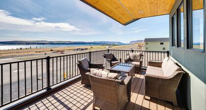 Hot Tub & Water Views: Vantage Family Retreat