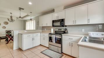 House (3 Bedrooms) | Interior