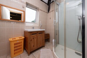 Douche, serviettes fournies