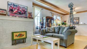 House (2 Bedrooms) | Interior