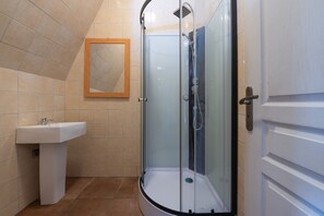 Een douche, handdoeken