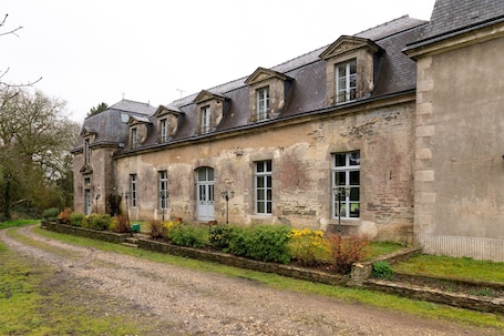 Exterior. Gîte 'les écuries' for 14 people.