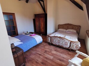 4 bedrooms, iron/ironing board, WiFi, bed sheets