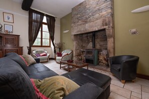 Living area - Holiday Home 'Le Crévy - Le Chateau - 8 Pers' with Private Terrace, Shared Garden and Wi-Fi (Val d'Oust)