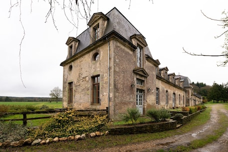 Exterior. Holiday Home 'Le Crévy - Le Chateau - 8 Pers' with Private Terrace, Shared Garden and Wi-Fi