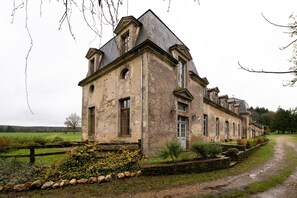 Exterior - Holiday Home 'Le Crévy - Le Chateau - 8 Pers' with Private Terrace, Shared Garden and Wi-Fi (Val d'Oust)