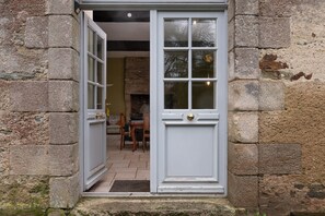 Exterior detail - Holiday Home 'Le Crévy - Le Chateau - 8 Pers' with Private Terrace, Shared Garden and Wi-Fi (Val d'Oust)