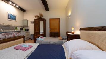 1 habitación, tabla de planchar con plancha, wifi y ropa de cama