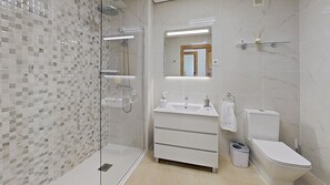 Douche, séchoir à cheveux, serviettes fournies