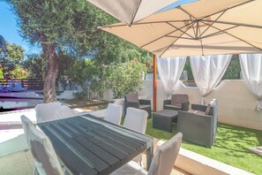 Outdoor dining - Apartment 'Sofi' with Private Terrace, Private Garden and Wi-Fi (Ruoni)