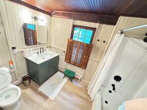 Dusj, hårføner, håndklær og såpe