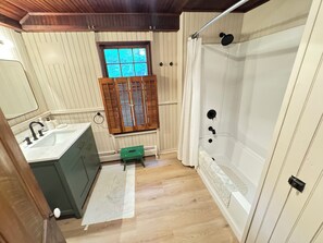 Een douche, een haardroger, handdoeken, zeep