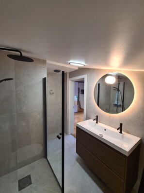 Shower, towels, soap, shampoo