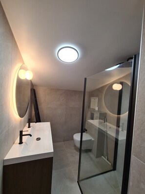 シャワー、タオル、石鹸、シャンプー