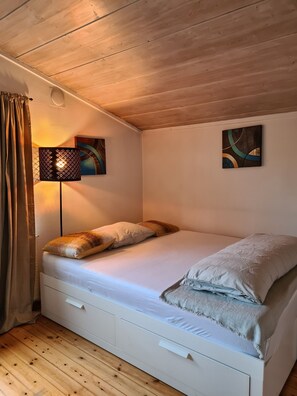 Escritorio, wifi gratis y ropa de cama