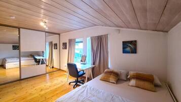 Escritorio, wifi gratis y ropa de cama