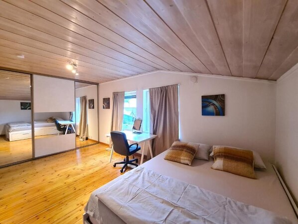 1 bedroom, desk, free WiFi, bed sheets