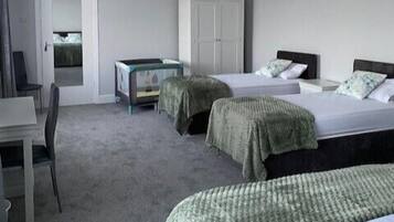 1 slaapkamer, een strijkplank/strijkijzer, reisbedje, wifi