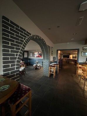 Game room - Cortoon Inn, Family Room 1 (1DBL +2SGL) (Tuam)