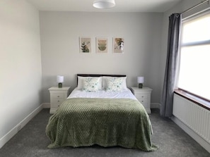 1 dormitorio, tabla de planchar con plancha, cuna de viaje y wifi