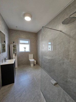 Hair dryer, towels - Cortoon Inn, Family Room 1 (1DBL +2SGL) (Tuam)