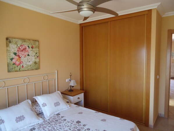 2 slaapkamers, een strijkplank/strijkijzer, wifi, beddengoed