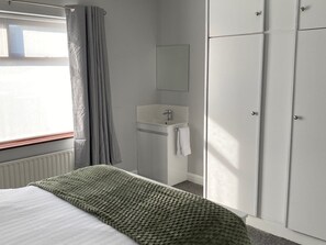 1 多间卧室、熨斗/熨衣板、WiFi、床单