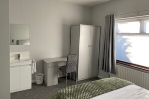 1 bedroom, iron/ironing board, WiFi, bed sheets - Cortoon Inn, Double Room 4 (1 DBL) (Tuam)