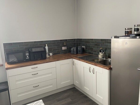 Fridge, microwave, toaster, cookware/dishes/utensils - Cortoon Inn, Double Room 5 (1 DBL) (Tuam)