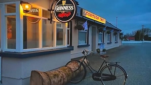 Un bâtiment orné d’une enseigne Guinness et d’une enseigne « Cartoon Inn ».