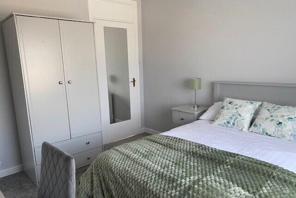 1 habitación, tabla de planchar con plancha, wifi y ropa de cama