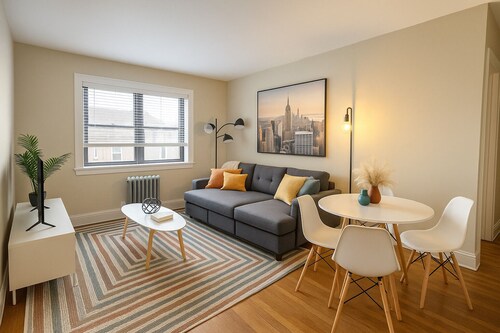 Charming 1-bedroom apt walk to Train and DownTown area with WiFi, AC