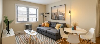 Charming 1-bedroom apt walk to Train and DownTown area with WiFi, AC