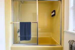 Håndklær, såpe og toalettpapir