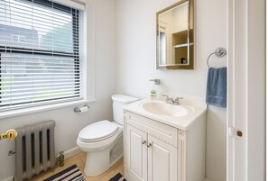 Serviettes fournies, savon, papier de toilette