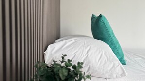 Habitación doble superior, vista al jardín | Caja de seguridad en la habitación y espacio para trabajar con laptop 