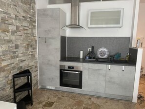 Réfrigérateur, four, plaque de cuisson, cafetière/bouilloire