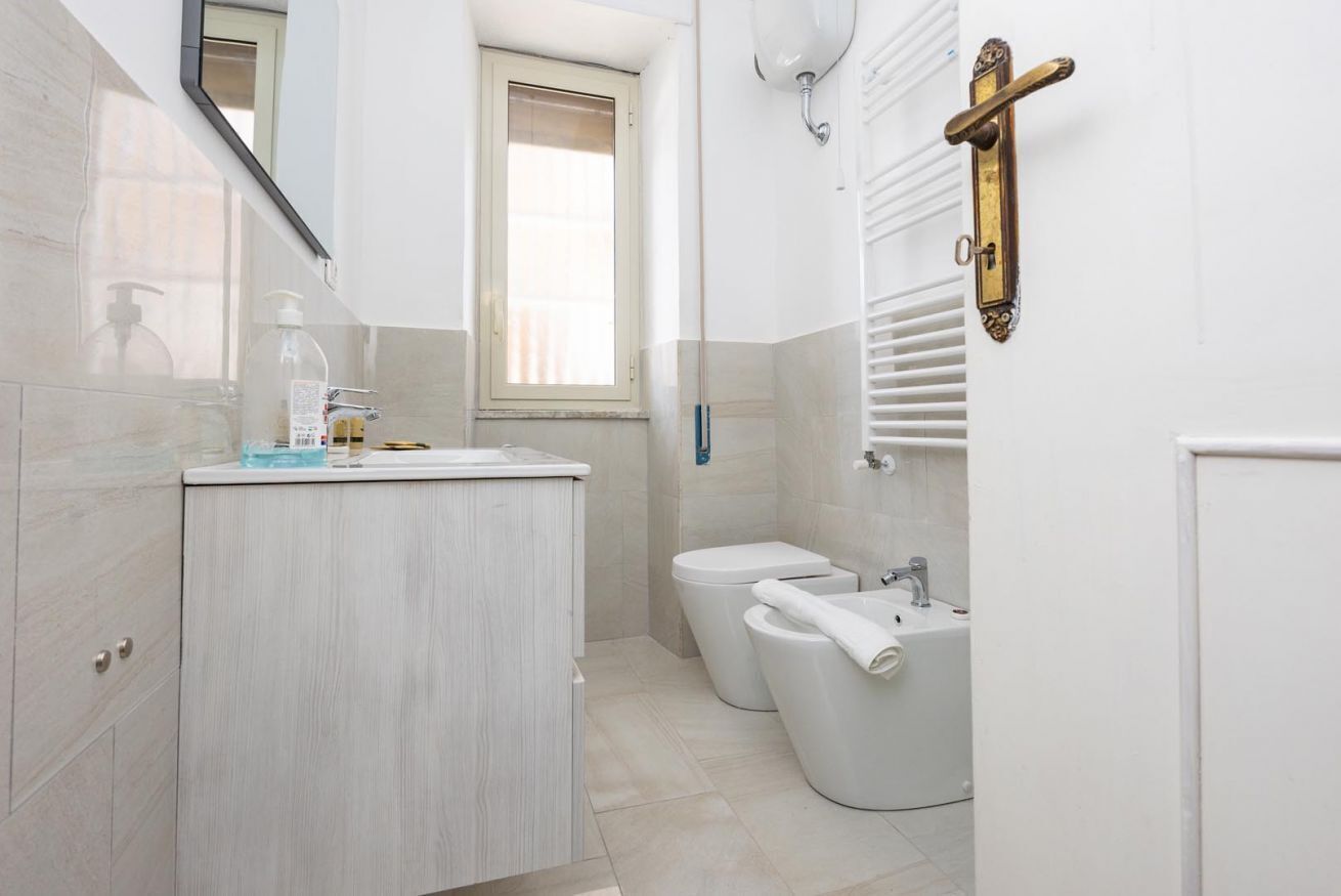 Een douche, gratis toiletartikelen, een haardroger, een bidet