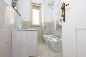 Shower, free toiletries, hair dryer, bidet