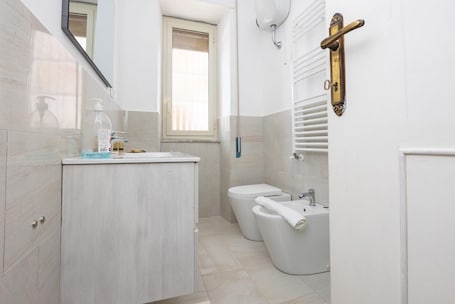 Douche, articles de toilette gratuits, sèche-cheveux, bidet. House Dafal by Rentbeat