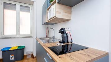 Réfrigérateur, micro-ondes, chaise haute, distributeur de glaçons