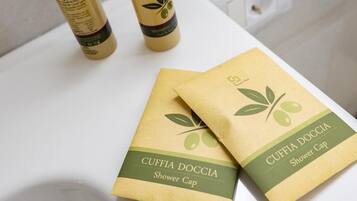 Een douche, gratis toiletartikelen, een haardroger, een bidet