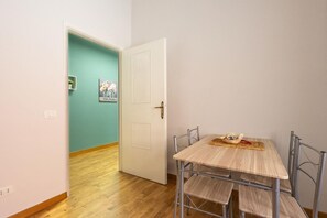 Dining - House Dafal by Rentbeat (Guidonia Montecelio)