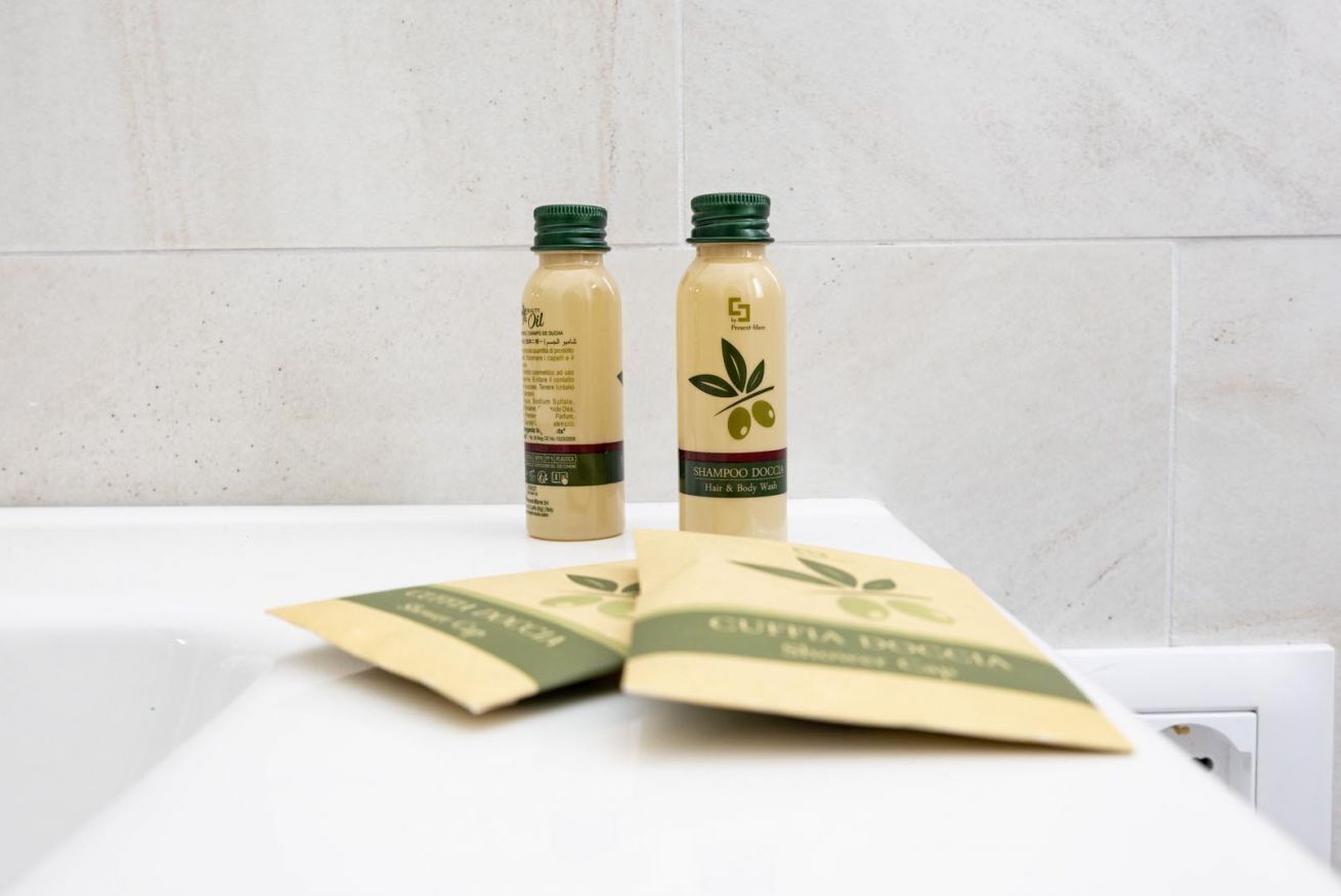 Dusch, gratis toalettartiklar, hårtork och bidé