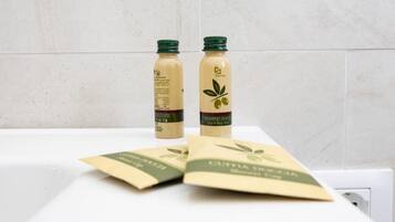 Dusch, gratis toalettartiklar, hÄrtork och bidé