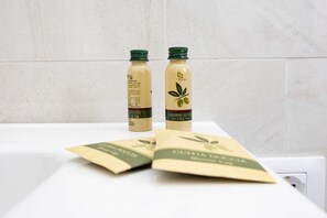 Dutxa, articles de tocador gratuïts, assecador de cabells i bidet 