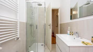 Dusche, kostenlose Toilettenartikel, Haartrockner, Bidet