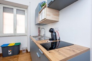Fridge, microwave, stovetop, high chair - House Dafal by Rentbeat (Guidonia Montecelio)